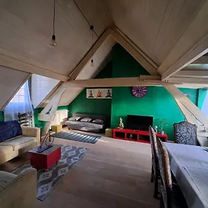 https://the-green-retromodern-duplex.hotelsghent.com